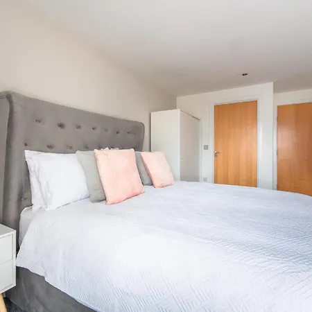 Stunning City Centre Water Views 2 Bed 2 Bath Free Parking Leeds  Exterior photo