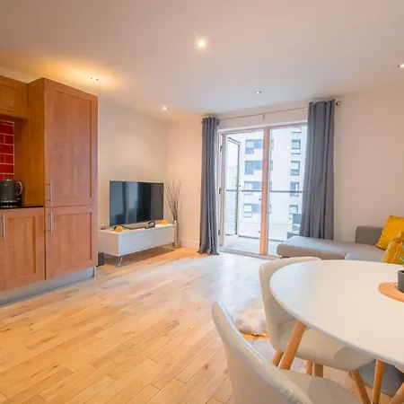 Stunning City Centre Water Views 2 Bed 2 Bath Free Parking Leeds  Exterior photo