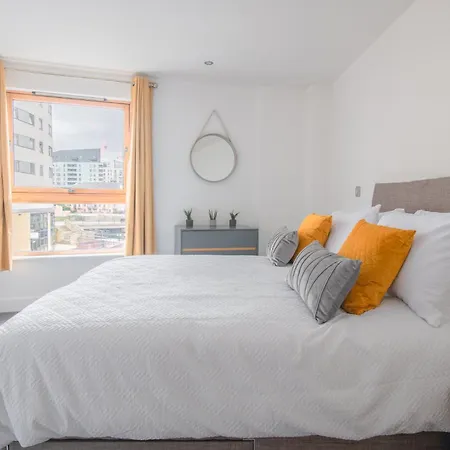 Stunning City Centre Water Views 2 Bed 2 Bath Free Parking Leeds  Exterior photo