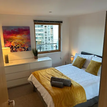 Stunning City Centre Water Views 2 Bed 2 Bath Free Parking Leeds  Exterior photo
