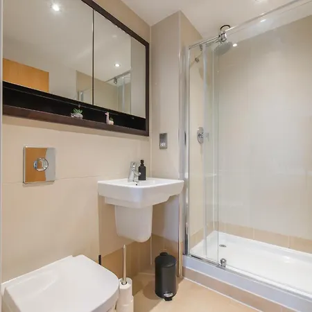 Stunning City Centre Water Views 2 Bed 2 Bath Free Parking Leeds  Exterior photo