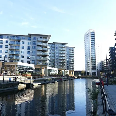 Stunning City Centre Water Views 2 Bed 2 Bath Free Parking Leeds  Exterior photo