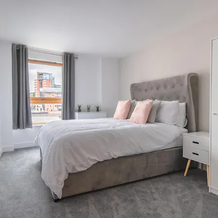 Stunning City Centre Water Views 2 Bed 2 Bath Free Parking Leeds  Exterior photo