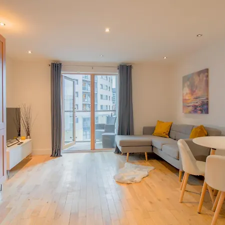 Stunning City Centre Water Views 2 Bed 2 Bath Free Parking Leeds  Exterior photo