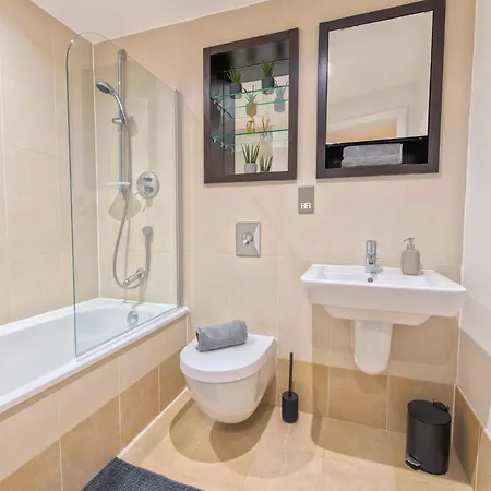 Stunning City Centre Water Views 2 Bed 2 Bath Free Parking Leeds  Exterior photo