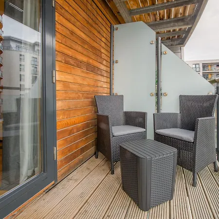 Stunning City Centre Water Views 2 Bed 2 Bath Free Parking Leeds  Exterior photo
