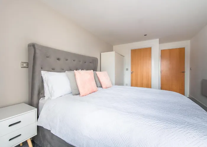 Stunning City Centre Water Views 2 Bed 2 Bath Free Parking