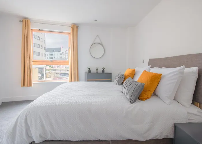 Stunning City Centre Water Views 2 Bed 2 Bath Free Parking