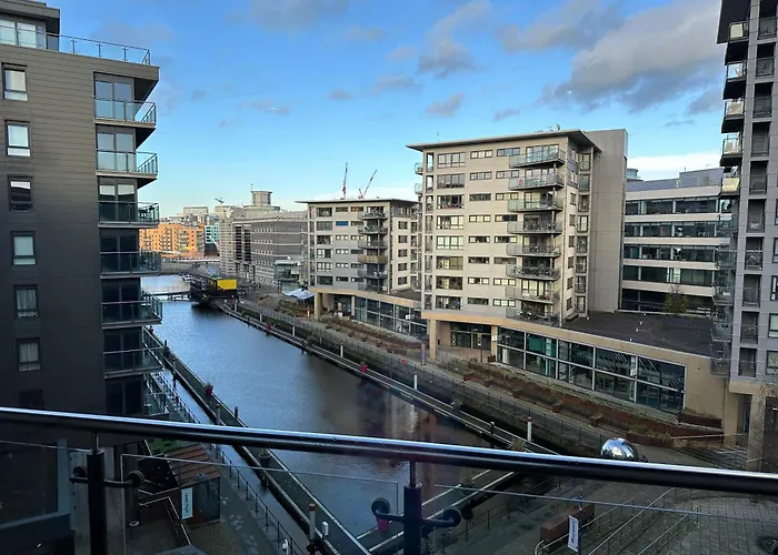 Stunning City Centre Water Views 2 Bed 2 Bath Free Parking