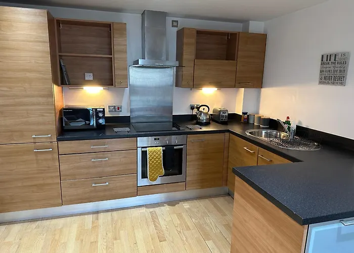 Stunning City Centre Water Views 2 Bed 2 Bath Free Parking