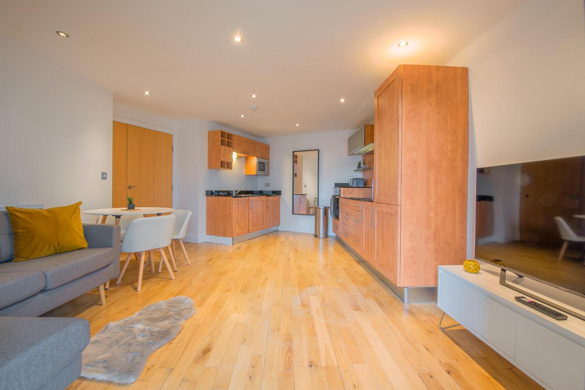 Stunning Centre Water Views 2 Bed 2 Bath Free Parking *