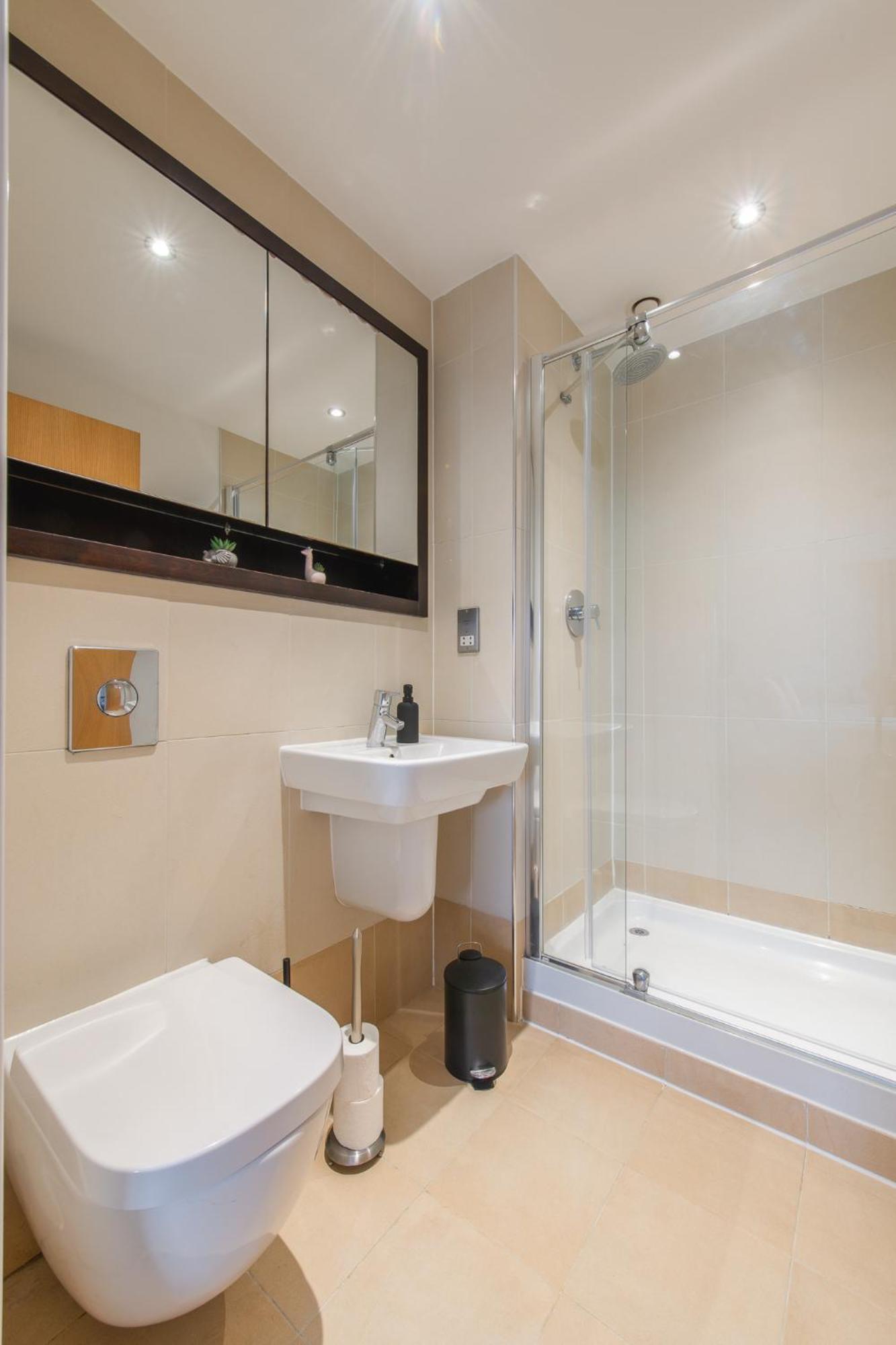 Stunning Centre Water Views 2 Bed 2 Bath Free Parking Appartamento Leeds (West Yorkshire)