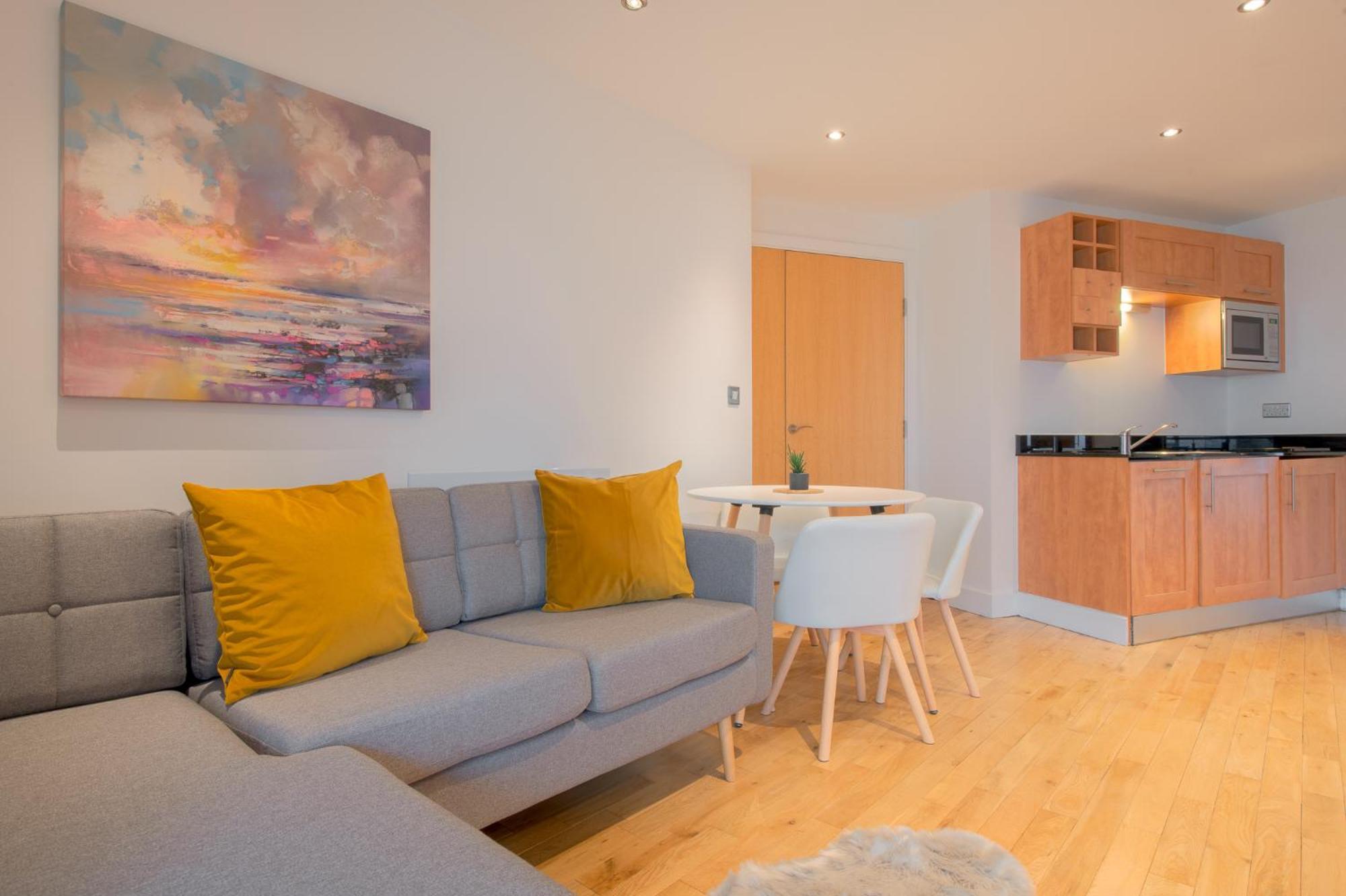 Apartment Stunning Centre Water Views 2 Bed 2 Bath Free Parking Leeds (West Yorkshire)
