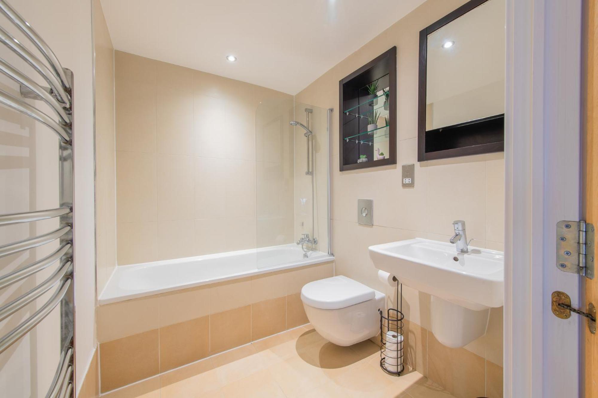 Stunning Centre Water Views 2 Bed 2 Bath Free Parking Appartamento