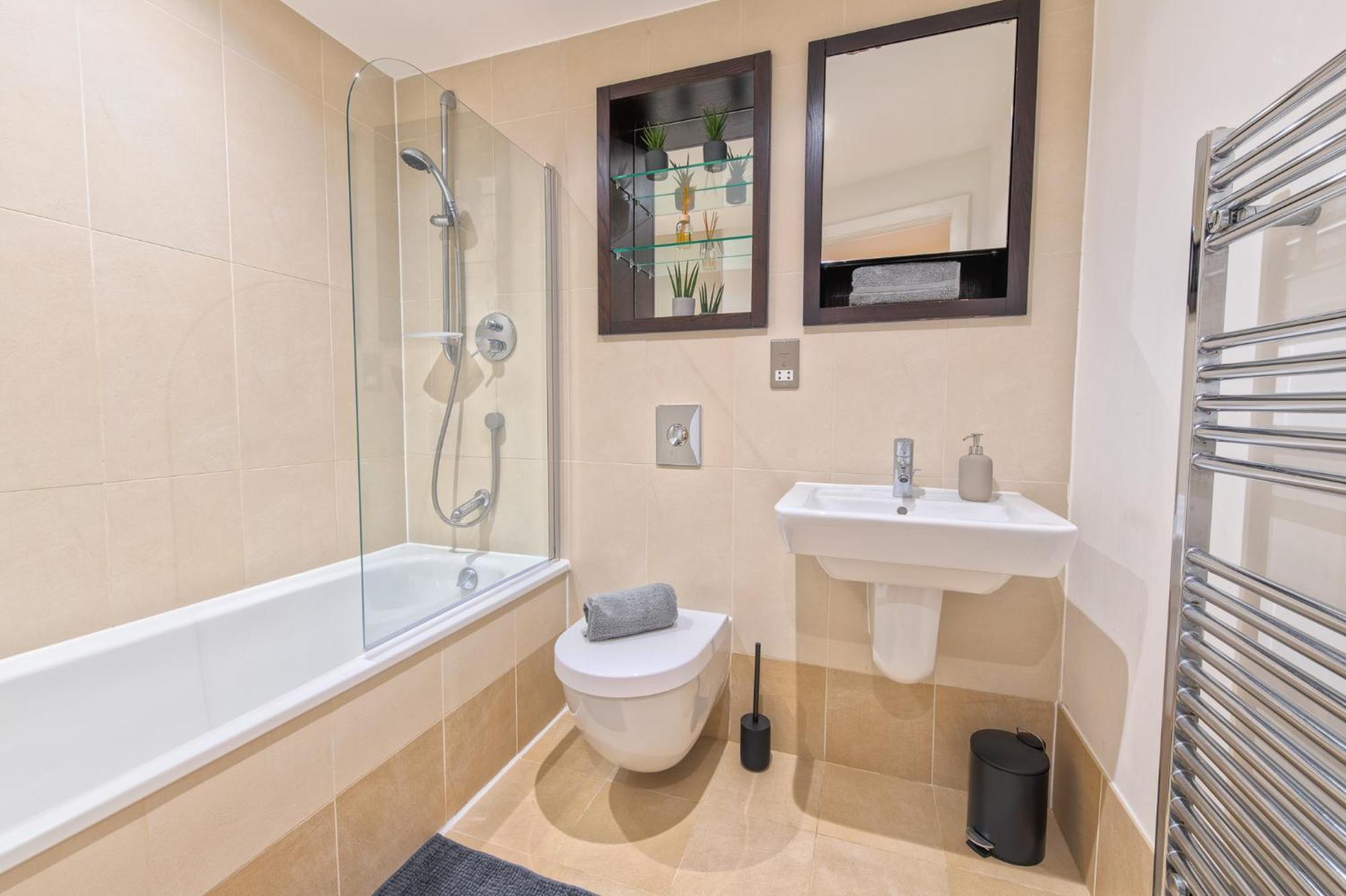 Stunning Centre Water Views 2 Bed 2 Bath Free Parking Leeds (West Yorkshire)