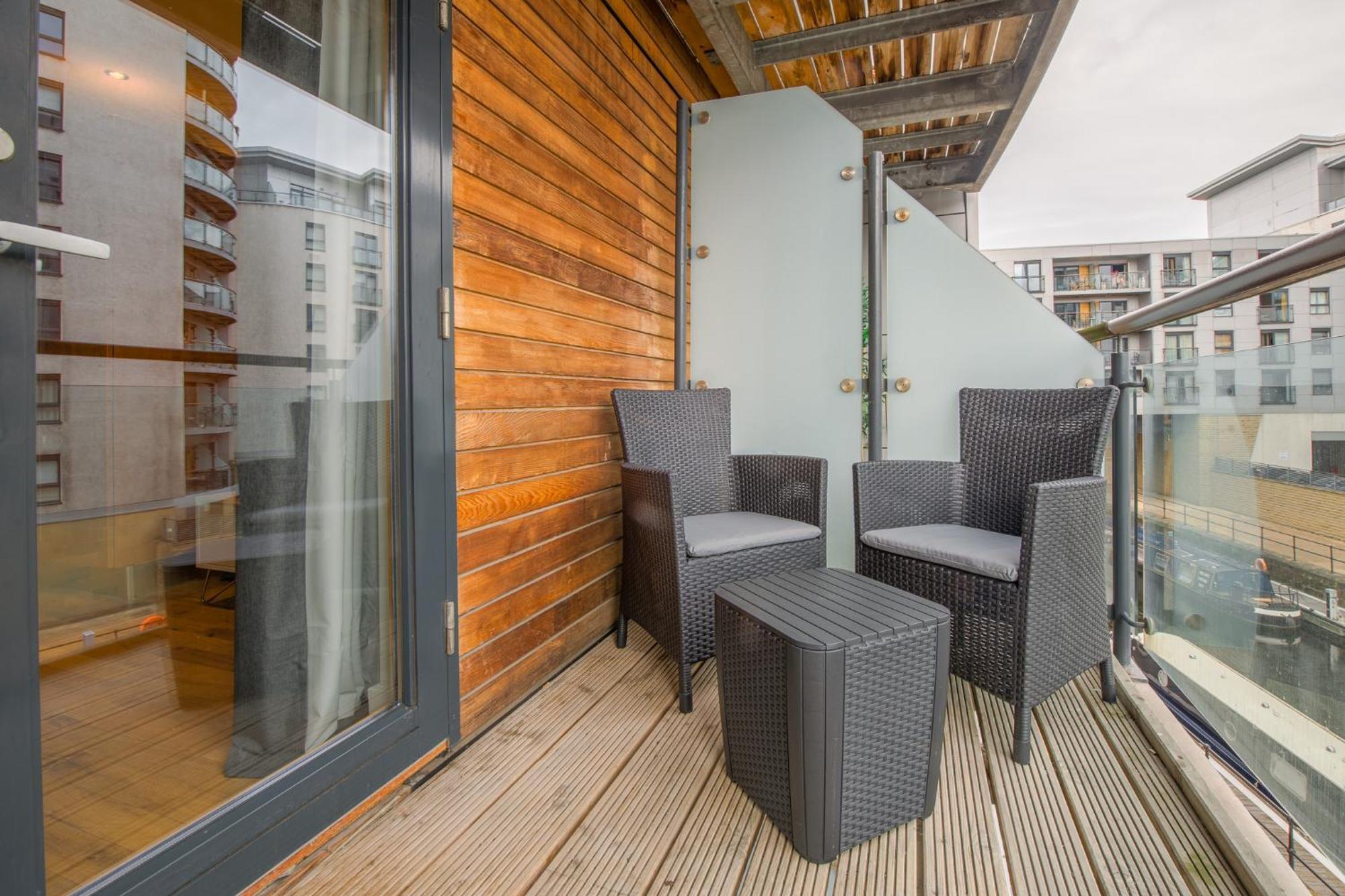 Apartment Stunning Centre Water Views 2 Bed 2 Bath Free Parking *